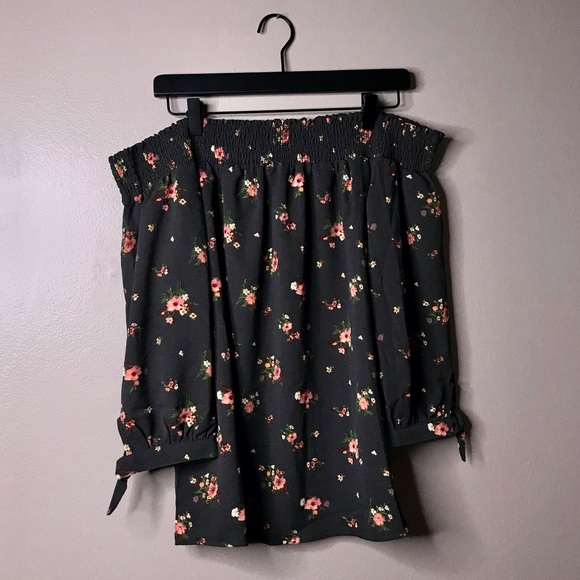 Francesca's Collections Tops - ☕️B2G1 Francesca's | Off the Shoulder Floral Top